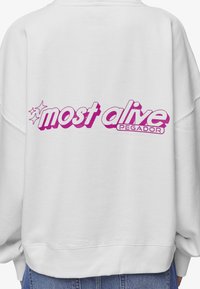 Sudadera blanca con una gran impresión de texto rosa en la parte posterior con las palabras "más vivo" y "PEGADOR", tejido texturizado y corte relajado.