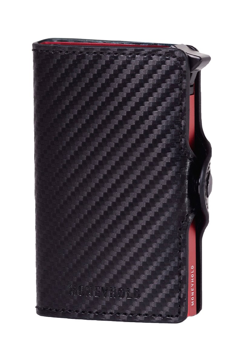 Portofel din fibră de carbon neagră cu o suprafață texturată, având un design elegant și un slot pentru carduri roșu vizibil pe lateral.