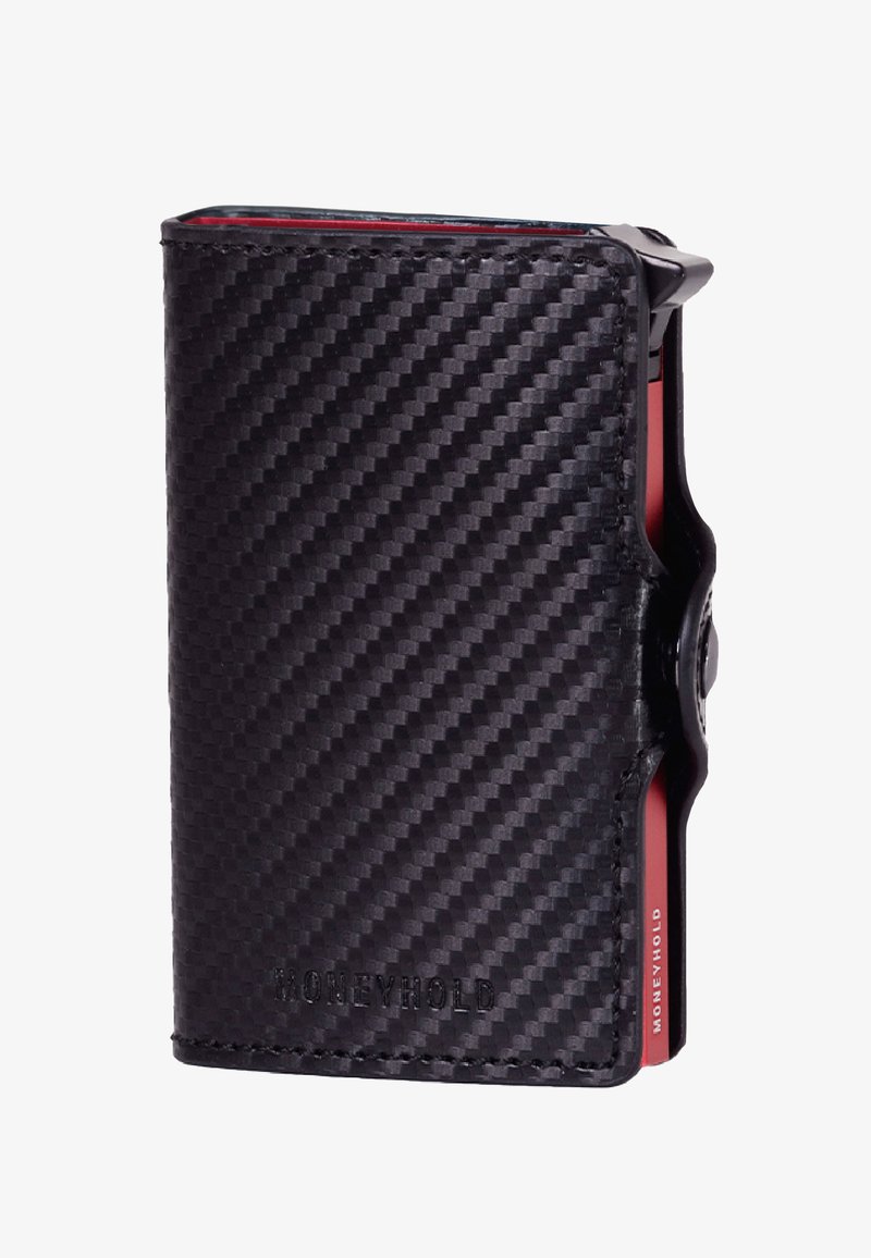 Portofel din fibră de carbon neagră cu o suprafață texturată, având un design elegant și un slot pentru carduri roșu vizibil pe lateral.