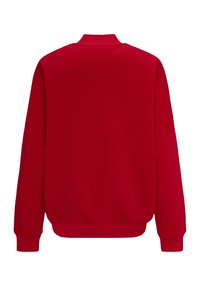 Czerwona bluza z wysokim kołnierzem, długimi rękawami, ściągaczami przy rękawach i dolnej części. Materiał wydaje się miękki, o gładkiej fakturze i bez wzorów.