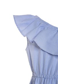 Randig blå klänning med volangaxelband, elastisk midja och lättviktsmaterial. Har vertikala, växlande blå och vita ränder.