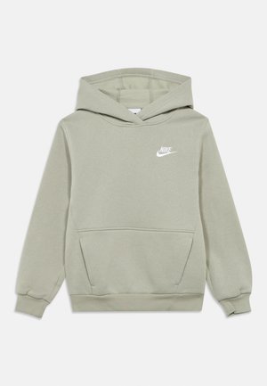 Lichtgroene hoodie van zachte stof, met een grote zak aan de voorkant, geribbelde manchetten en een wit Nike-logo op de borst.