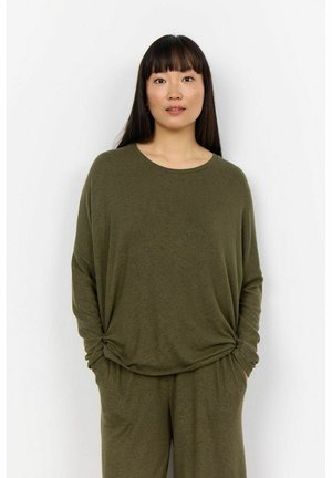 Maglietta verde oliva a maniche lunghe, morbida e con scollatura tonda, arricchita da un nodo laterale, abbinata a pantaloni verde oliva coordinati in un tessuto morbido e texturizzato.