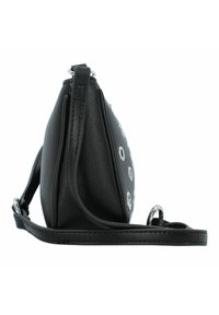 Borsa a mano in pelle nera con superficie texturizzata, zip laterale e borchie decorative in argento. Dotata di una tracolla sottile e regolabile. Forma triangolare compatta.