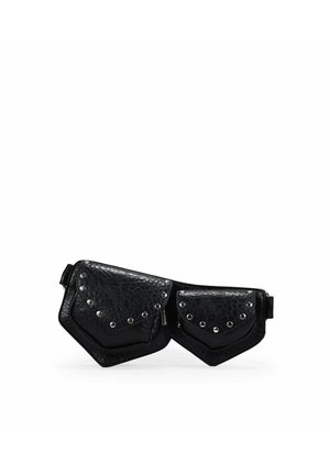 Riñonera de cuero negro con dos bolsillos en forma de diamante, tachuelas plateadas a lo largo de los bordes y una superficie texturizada. Incluye correa ajustable.