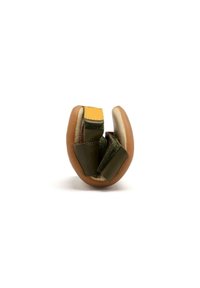 Scarpa in morbida pelle verde e marrone con forma arrotondata, presenta una fascia gialla e cuciture visibili, progettata per la flessibilità.