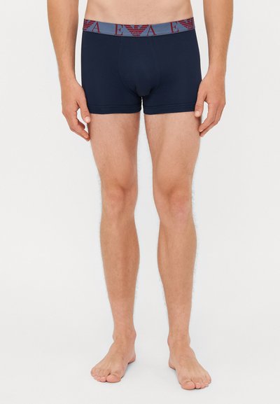 Marineblaue Herren-Boxershorts mit einem elastischen Bund in Rot und Grau, der das Markenlogo trägt. Weiches, dehnbares Baumwollmaterial.