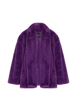 Cappotto in finta pelliccia viola con apertura frontale e collo ampio, che mostra la morbida fodera interna e un'etichetta nera vicino al collo.