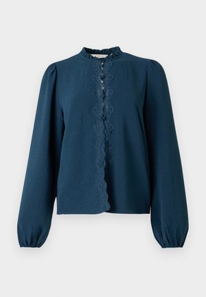 Granatowa bluzka z długimi bufkami, wysokim, falbaniastym kołnierzem i koronkowymi detalami na przodzie; fakturowany materiał z zapięciem na guziki.