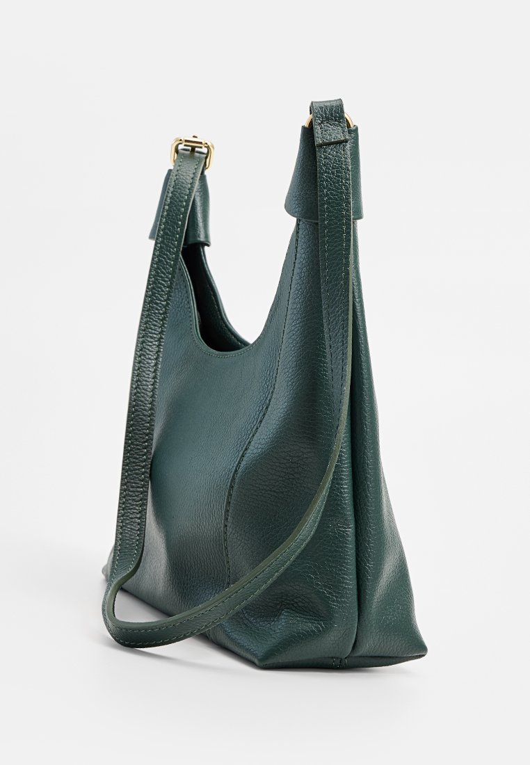 Bolso de hombro de cuero verde con un acabado texturizado, una correa ajustable y un diseño suave y curvado. Cuenta con un interior amplio y abierto.