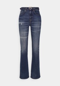 Jeans de mezclilla acampanados en azul oscuro con un ligero desgaste, detalles desgastados, diseño de cinco bolsillos y herrajes metálicos en plata en la cintura.