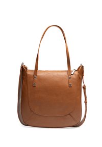 Brun læderhandbag med en tekstureret overflade, dobbelte håndtag, en aftagelig rem og sølv hardware detaljer; har en flad bund.