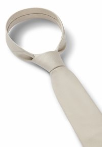 Cravate beige texturée avec une finition lisse, présentant un design noué et une fermeture en boucle pour un ajustement réglable.