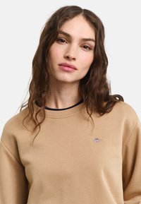GANT SHIELD C NECK - Sweatshirt - caramel beige