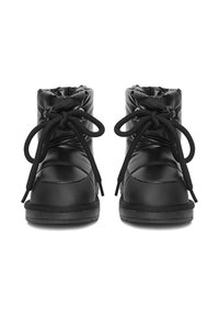 Czarne ocieplone botki za kostkę z okrągłym noskiem, teksturowany materiał syntetyczny, zapięcie na sznurowadła oraz płaska gumowa podeszwa.
