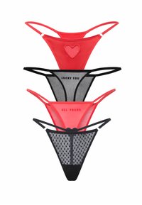Quatre strings pour femmes en rouge et noir, avec un tissu en maille et un tissu uni, ornés de détails en forme de cœur et des textes « CHANCEUSE » et « TOUT À TOI ».