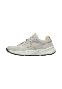 Sneaker in suede grigio chiaro con dettagli beige, design con stringhe, suola intermedia bianca maculata su suola esterna in gomma nera, vista laterale.