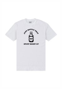 Hvid bomulds t-shirt med sort trykt tekst: "JUST BOTTLE THAT EMOTION" og et grafisk billede af en flaske. Klassisk rund hals og korte ærmer.