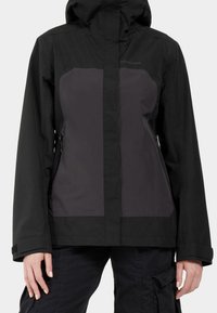 Veste noire imperméable avec un panneau gris à l'avant, poches latérales zippées et capuche. Texture lisse et poignets ajustables.