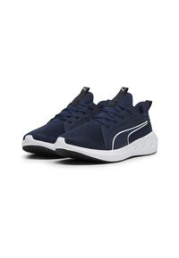 Granatowe buty sportowe z siateczkowym wierzchem, białą podeszwą i kontrastowym paskiem akcentującym. Mają amortyzowaną podeszwę środkową i teksturowaną podeszwę zewnętrzną.