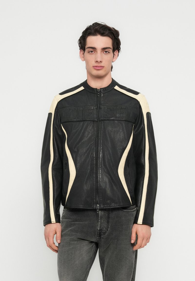 Μαύρο δερμάτινο μπουφάν με κρεμ λεπτομέρειες, κλείσιμο με φερμουάρ και λογότυπο. Διαθέτει εφαρμοστή γραμμή με αντίθετα πλαϊνά πάνελ και υφή.