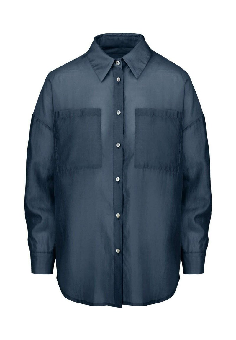 Camicia button-up a maniche lunghe di colore blu scuro, realizzata in un tessuto leggermente stropicciato. Presenta due tasche frontali e un colletto classico.