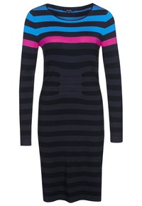 Robe en tricot avec des rayures horizontales bleu foncé et noires, agrémentée d'accents vibrants bleu, rose et violet sur la poitrine et les poignets.