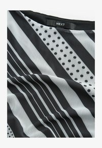 Valgt, black white stripe