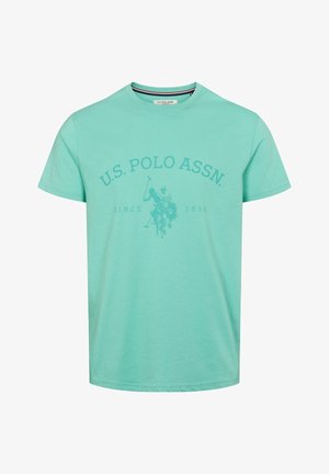 Hele tekelise puuvilla T-särk lühikeste varrukatega. Omab ümarat kaela ja trükitud U.S. Polo Assn. logo koos polo mängija graafikaga.