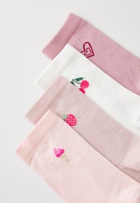 Sada čtyř ponožek v růžových odstínech, s motivy srdce, třešně, jahody a zmrzlinového kuželu. Vyrobeno z měkkého, strukturovaného materiálu.