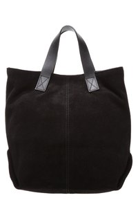 Czarna zamszowa torba tote z podwójnymi czarnymi skórzanymi uchwytami, miękką teksturą oraz prostym, nieozdobionym wzorem z widocznymi szwami.