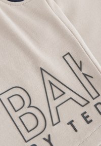 Baker by Ted Baker SET - REGULAR FIT - Lühikesed püksid - stone