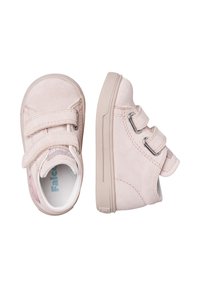 Sneaker in suede rosa chiaro con strappi in velcro, punta arrotondata e suole in gomma. Presenta un'etichetta e cuciture a contrasto sui lati.