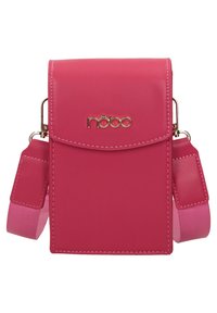 Bolso cruzado de cuero sintético rosa con logo dorado, cierre magnético, correa ajustable y textura suave. Presenta una forma rectangular.