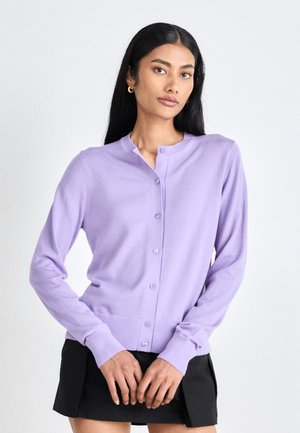 Cardigan viola chiaro con collo rotondo, maniche lunghe e chiusura con bottoni sul davanti. Presenta polsini e orlo a coste, realizzato in materiale morbido.