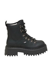 Bottines noires en matériau synthétique texturé, avec une semelle épaisse et crantée et des œillets métalliques pour les lacets. Nom de la marque affiché.