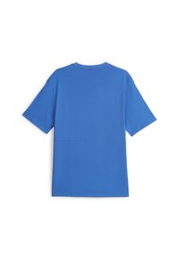 Modrý tričko s krátkým rukávem vyrobené z měkké bavlny. Má kulatý výstřih a horizontální šev přes střed zad pro designový detail.