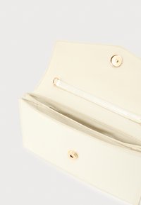 Μπεζ πορτοφόλι από συνθετικό δέρμα με λείο υφή, που διαθέτει χρυσό κούμπωμα με τρουκ και δύο εσωτερικά διαμερίσματα με θήκη καρτών.