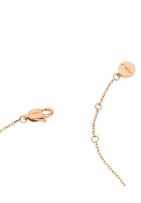 Pulsera de oro rosa que presenta un diseño de cadena delicado, cierre tipo langosta y un charm circular grabado con "Furla".
