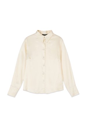 Lange mouwen, crèmekleurig overhemd met knopen, met een puntkraag en parelachtige knopen, plat gelegd op een witte achtergrond.