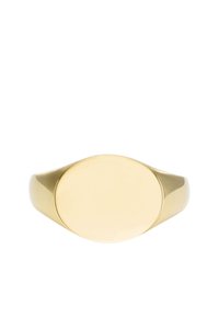 Bague sigillaire en or lisse et poli avec un visage ovale simple et un anneau effilé, centrée sur un fond blanc.