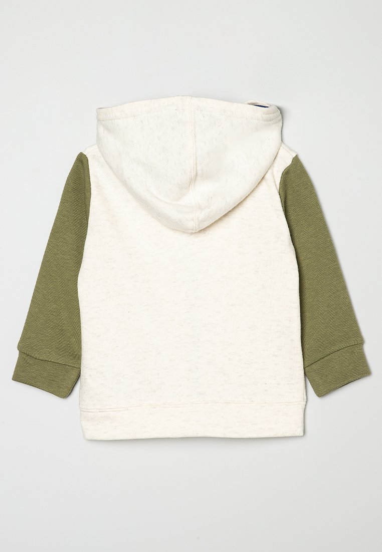 Felpa con cappuccio, corpo crema e maniche texturizzate verde oliva. Presenta una tasca a marsupio e polsini a coste. Tessuto morbido.