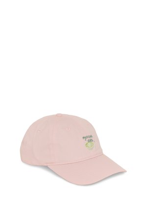 Šviesiai rožinė beisbolo kepurė su mažu žaliu siuvinėtu puodeliu ir tekstu „MATCHA GIRL“ priekyje, šešių skyrių dizainas su ventiliacinėmis skylutėmis.
