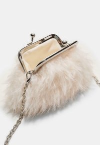 Faux pels clutch pung i lyserød med en sølv metalramme og lukning. Udstyret med en kædetseng og en blød, tekstureret overflade.