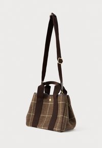 Hnědá taška z tvídu s kostkovaným vzorem, dvěma vrchními uchy a nastavitelným popruhem přes rameno. Má zlaté kování a zapínání na zip.