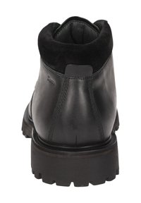 Stivale alla caviglia in pelle nera con colletto in camoscio, suola robusta e cuciture dettagliate sul retro e sui lati. Finitura testurizzata.