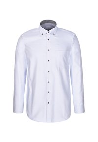 Chemise blanche à manches longues avec boutons, col boutonné et poche poitrine, présentée sur fond blanc uni.