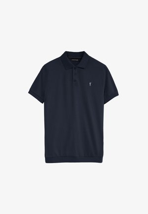 Polo bleu marine à manches courtes avec trois boutons et un petit logo brodé en blanc représentant un archer sur le côté gauche de la poitrine.