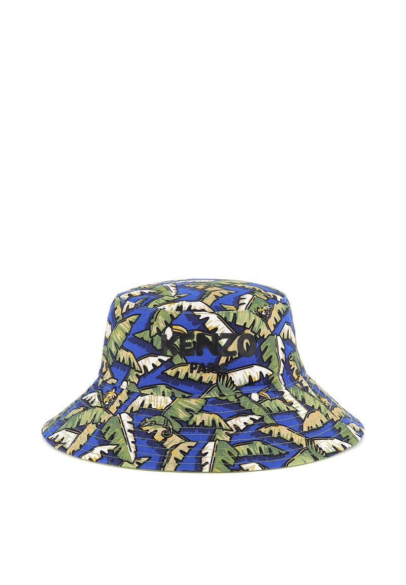 Chapeau seau bleu avec un motif de feuilles tropicales et le logo noir "KENZO PARIS". Fabriqué en tissu, il présente un large bord et une surface texturée.