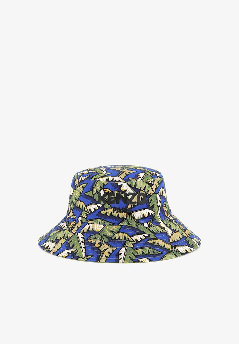Chapeau seau bleu avec un motif de feuilles tropicales et le logo noir "KENZO PARIS". Fabriqué en tissu, il présente un large bord et une surface texturée.